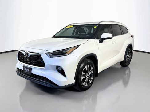 Used 2021 Toyota Highlander XLE AWD/4WD image 4
