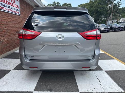 Used 2018 Toyota Sienna LE image 10