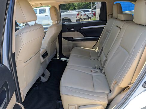 Used 2019 Toyota Highlander XLE AWD/4WD image 30