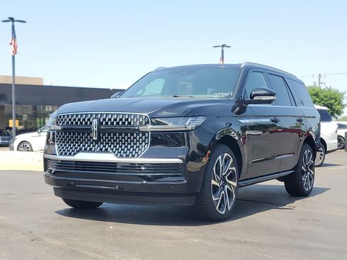 New 2027 Lincoln Navigator Reserve AWD/4WD image 2