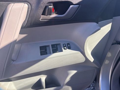 Used 2013 Toyota Highlander Plus image 12