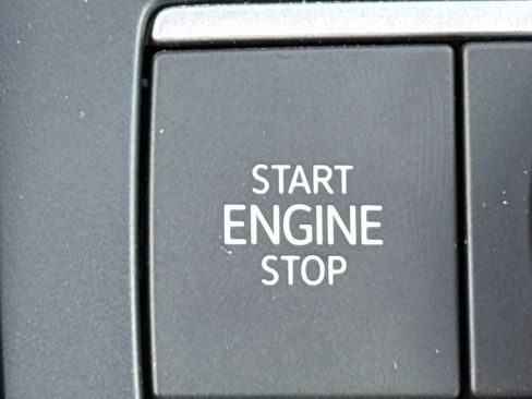 Certified 2025 Volkswagen Tiguan SE AWD/4WD image 37
