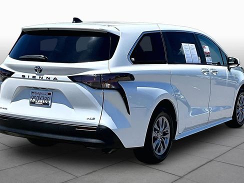 Used 2025 Toyota Sienna XLE AWD/4WD image 12