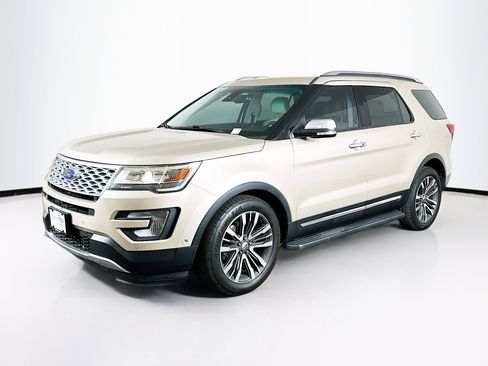 Used 2017 Ford Explorer Platinum image 3