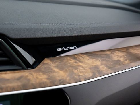 Used 2022 Audi e-tron Premium Plus w/ Premium Plus Package image 32