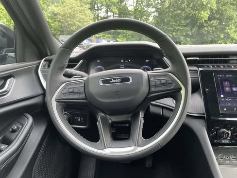 Certified 2025 Jeep Grand Cherokee Altitude AWD/4WD image 14