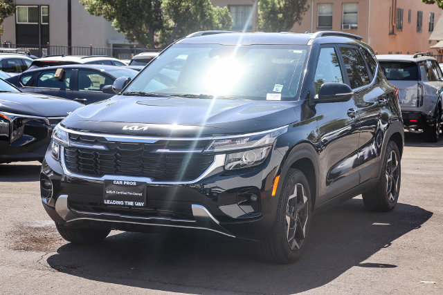 Certified 2025 Kia Seltos EX FWD image 4