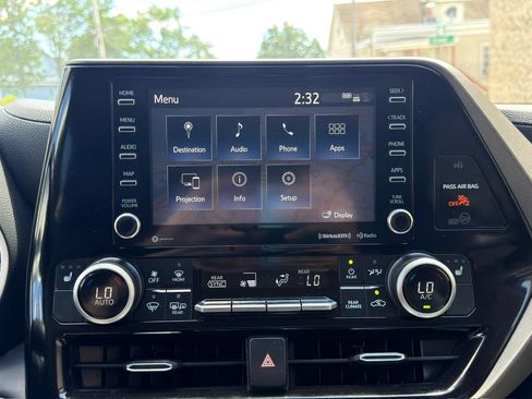 Used 2021 Toyota Highlander XLE AWD/4WD image 32