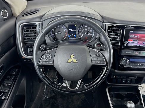 Used 2017 Mitsubishi Outlander SE image 31