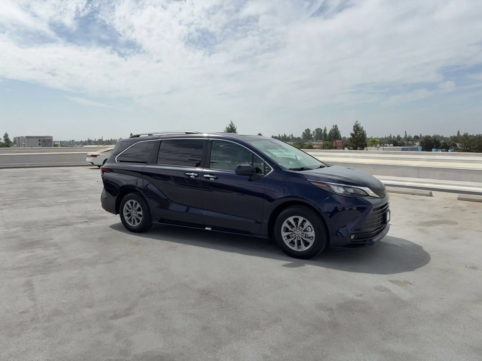 Used 2025 Toyota Sienna XLE FWD image 2