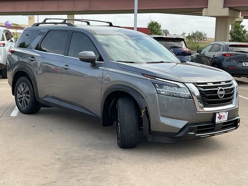 Used 2022 Nissan Pathfinder SV image 4