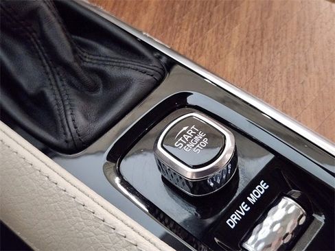 Used 2021 Volvo XC90 T6 Momentum w/ Advanced Package image 21