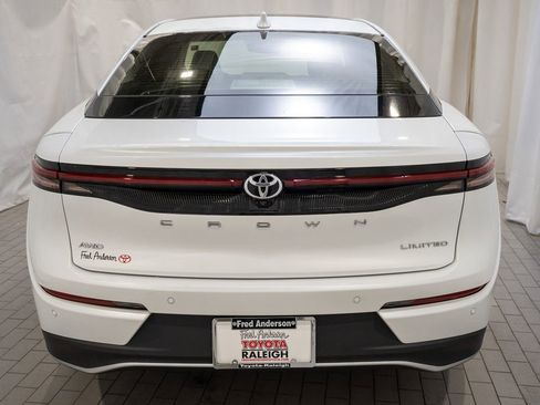 Used 2023 Toyota Crown Limited image 5