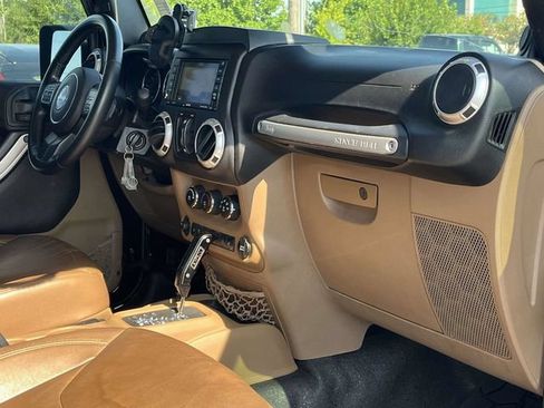 Used 2013 Jeep Wrangler Unlimited Rubicon w/ Connectivity Group AWD/4WD image 23