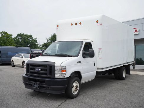 Used 2024 Ford E-450 and Econoline 450 Super Duty w/ Power Windows & Locks Group RWD image 1