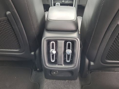Used 2023 Volvo XC40 B4 Ultimate FWD image 22