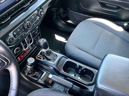Certified 2025 Jeep Wrangler Unlimited Rubicon w/ Convenience Group AWD/4WD image 11
