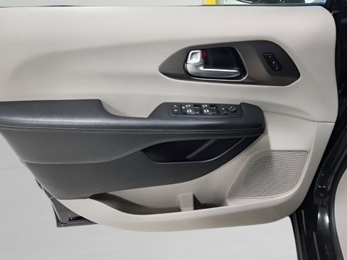 Used 2017 Chrysler Pacifica Limited w/ UConnect Theater Package image 25