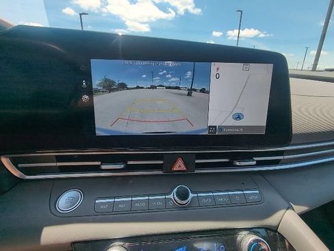 Used 2025 Hyundai Elantra SEL FWD image 15