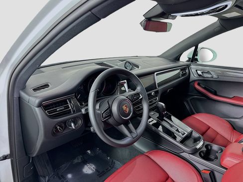 Certified 2025 Porsche Macan AWD/4WD image 4