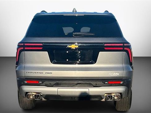 Used 2025 Chevrolet Traverse LT image 4