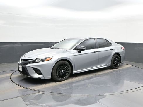 Used 2019 Toyota Camry SE image 1