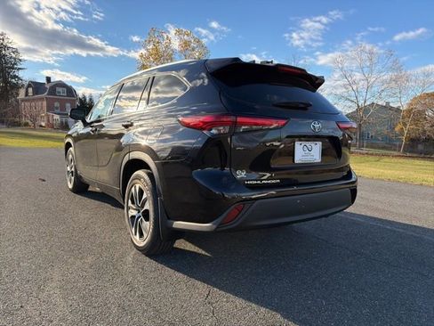 Used 2022 Toyota Highlander XLE image 6