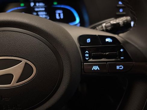 Certified 2025 Hyundai Elantra SE image 14