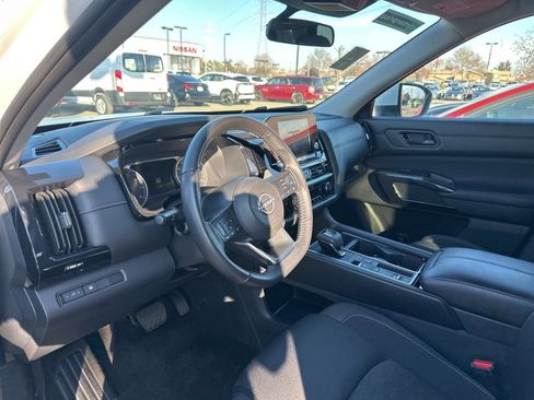 Used 2024 Nissan Pathfinder SV image 9