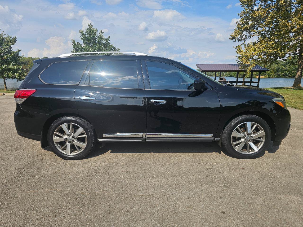 Used 2014 Nissan Pathfinder Platinum w/ Platinum Premium Package FWD image 3