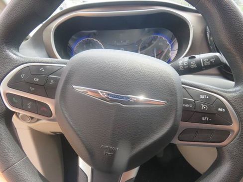 Used 2017 Chrysler Pacifica Touring FWD image 12