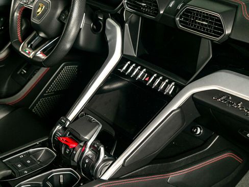 Used 2019 Lamborghini Urus image 32