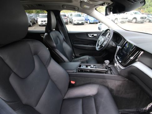 Used 2020 Volvo XC60 T5 Momentum image 17