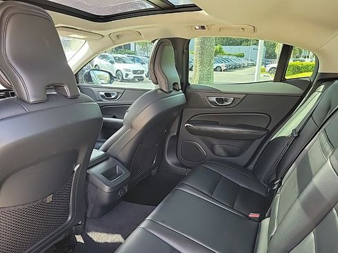 Used 2021 Volvo S60 T5 Momentum image 7
