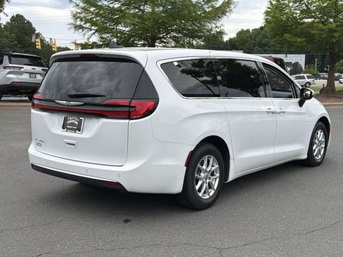 Used 2023 Chrysler Pacifica Touring-L FWD image 12