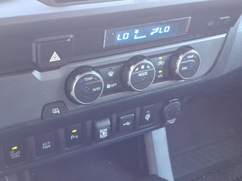 Used 2022 Toyota Tacoma TRD Off-Road w/ Technology Package image 18