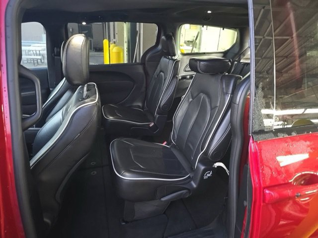 Used 2025 Chrysler Pacifica Limited FWD image 13