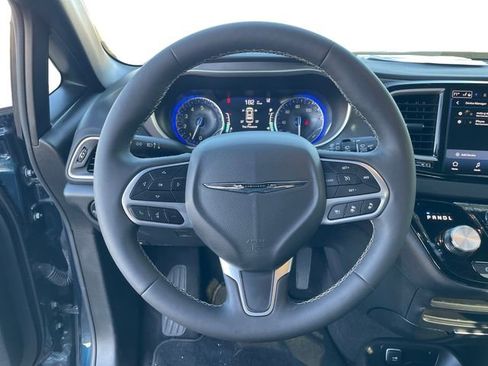Used 2025 Chrysler Pacifica Select image 12