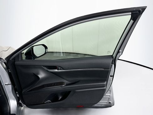 Used 2024 Toyota Camry SE image 30