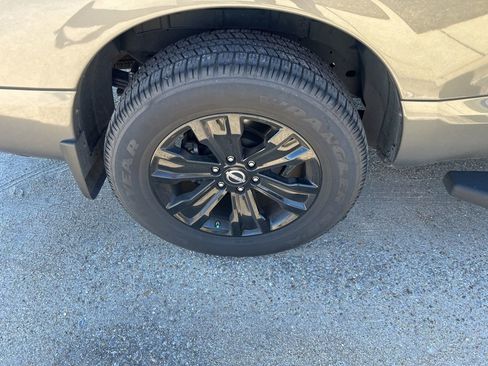 Used 2024 Nissan Titan SV w/ SV Convenience Package image 10