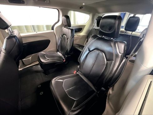 Used 2023 Chrysler Pacifica Touring-L FWD image 15