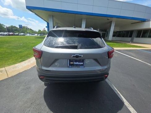 Used 2024 Chevrolet Trax RS w/ Sunroof Package FWD image 7