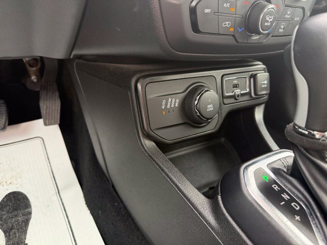 Used 2023 Jeep Renegade Latitude AWD/4WD image 19