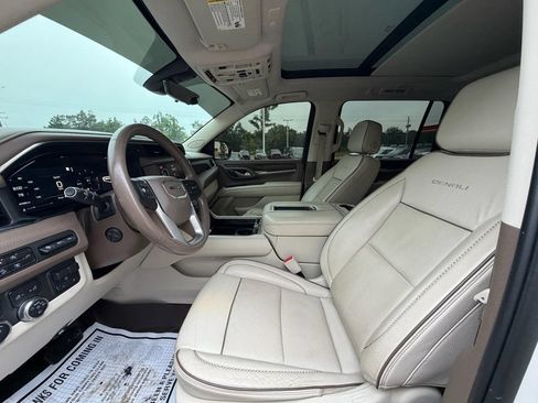 Used 2022 GMC Yukon XL Denali w/ Denali Premium Package AWD/4WD image 11