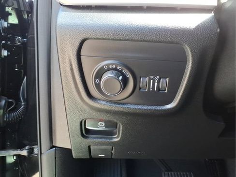 Used 2023 Jeep Grand Cherokee Laredo AWD/4WD image 14