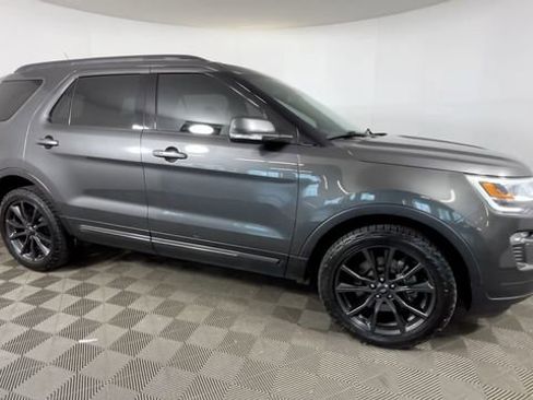 Used 2018 Ford Explorer XLT w/ Equipment Group 202A AWD/4WD image 2