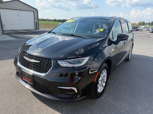 Used 2023 Chrysler Pacifica Touring-L FWD image 33