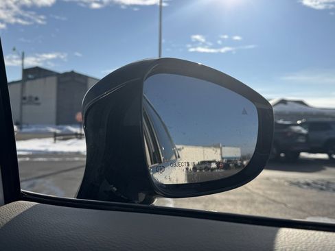 Used 2024 Chrysler Pacifica Touring-L image 31