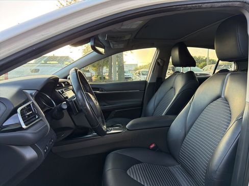 Used 2018 Toyota Camry SE w/ Moonroof Package image 9