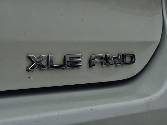 Used 2020 Toyota Highlander XLE AWD/4WD image 32